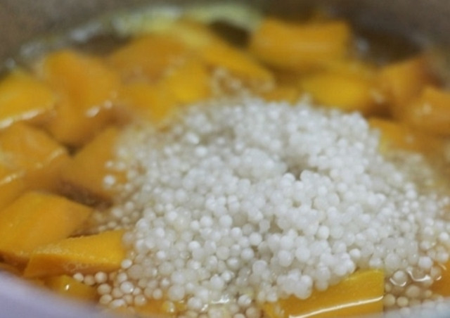 Cách nấu chè bí đỏ sữa tươi bột báng thơm ngọt, béo ngậy chè bí đỏ sữa tươi bột báng