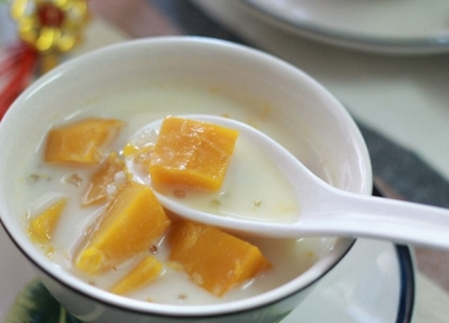 Cách nấu chè bí đỏ sữa tươi bột báng thơm ngọt, béo ngậy chè bí đỏ sữa tươi bột báng