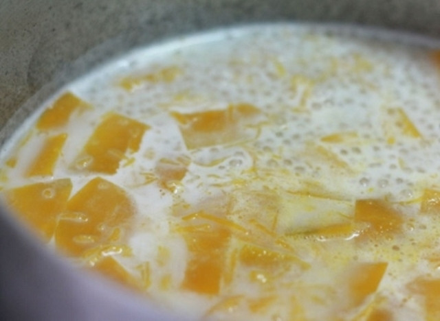 Cách nấu chè bí đỏ sữa tươi bột báng thơm ngọt, béo ngậy chè bí đỏ sữa tươi bột báng