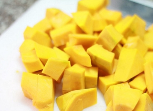 Cách nấu chè bí đỏ sữa tươi bột báng thơm ngọt, béo ngậy chè bí đỏ sữa tươi bột báng