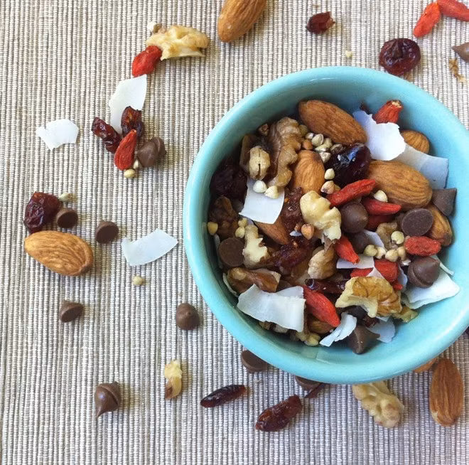 Hãy đọc kỹ thành phần nếu bạn mua gói đồ ăn hạt, trái cây khô và chocolate tổng hợp. Ảnh: Almondsandavocados. Hãy đọc kỹ thành phần nếu bạn mua gói đồ ăn hạt, trái cây và chocolate trộn. Ảnh: Almondsandavocados