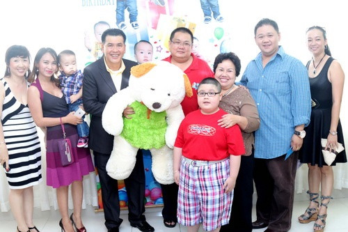 Hữu Nghĩa đãi tiệc thôi nôi con trai 