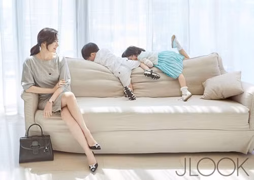 Những khoảnh khắc đáng yêu của cặp song sinh nhà Lee Young Ae. Để đảm bảo cho hai con có môi trường sống tốt nhất, Lee Young Ae đã chuyển nhà về vùng ngoại ô, giúp con tận hưởng cuộc sống gắn bó với thiên nhiên.