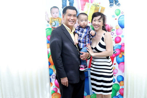 Hữu Nghĩa đãi tiệc thôi nôi con trai 