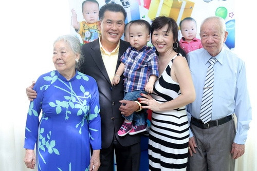 Hữu Nghĩa đãi tiệc thôi nôi con trai 