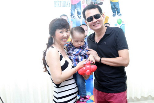 Hữu Nghĩa đãi tiệc thôi nôi con trai 