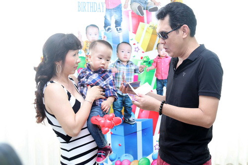 Hữu Nghĩa đãi tiệc thôi nôi con trai 
