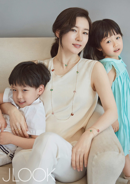 Lee Young Ae hạnh phúc bên hai thiên thần nhỏ ảnh 3 Lee Young Ae hạnh phúc bên hai thiên thần nhỏ ảnh 3