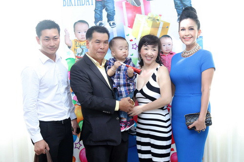 Hữu Nghĩa đãi tiệc thôi nôi con trai 