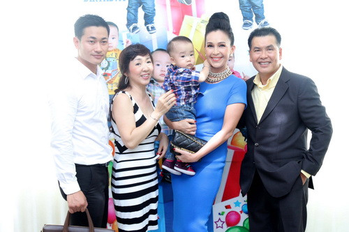 Hữu Nghĩa đãi tiệc thôi nôi con trai 