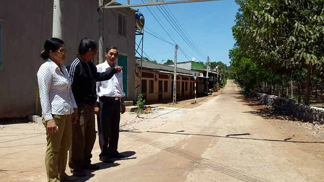 Ông Nguyễn Mạnh Đậu (đứng giữa) với con đường bê - tông hóa tại địa phương. Ông Nguyễn Mạnh Đậu (đứng giữa) với con đường bê - tông hóa tại địa phương.