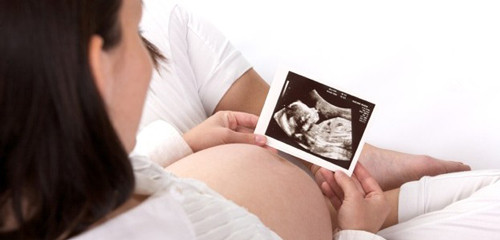 Cảm giác chờ đợi sinh mổ thường là rất sợ hãi và đơn độc (Ảnh minh họa)
