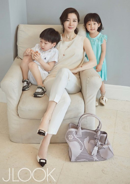 Lee Young Ae hạnh phúc bên hai thiên thần nhỏ ảnh 2 young-ae-3-6580-1430385285.jpg