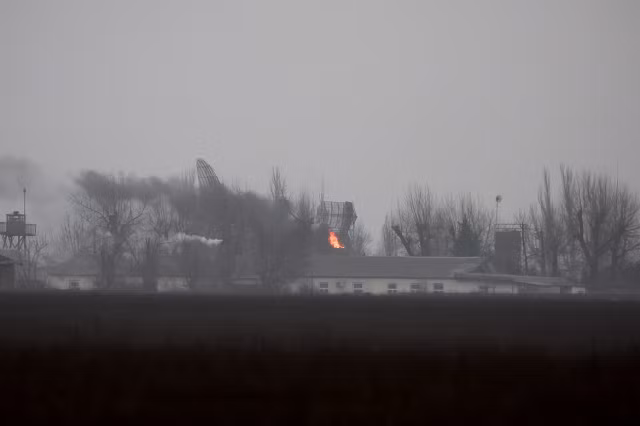 Lửa phát ra từ một cơ sở quân sự gần sân bay ở Mariupol.