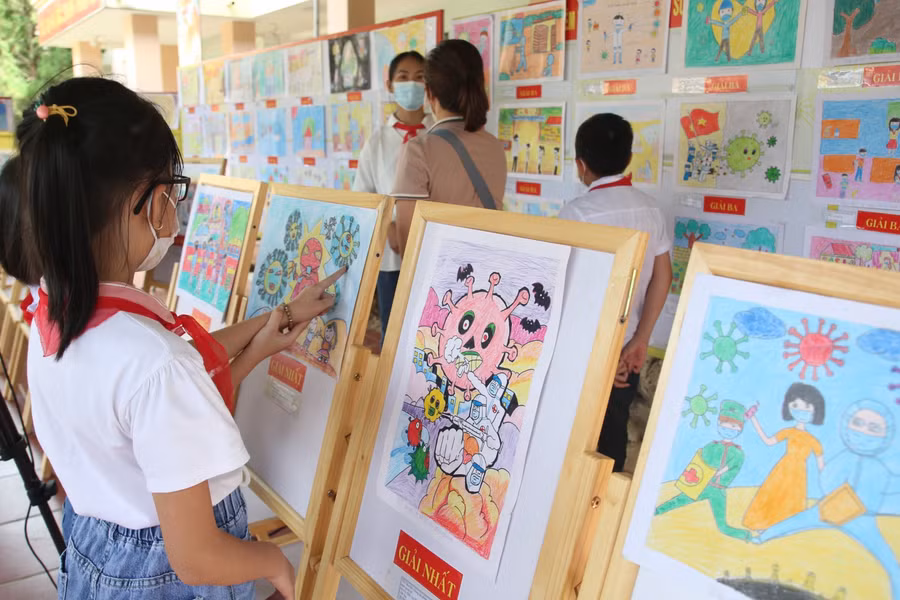 Các em học sinh tham quan khu trưng bày tranh vẽ.