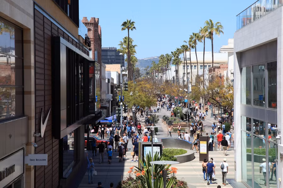 Sự sầm uất của dãy phố mua sắm Santa Monica, California, Hoa Kỳ.