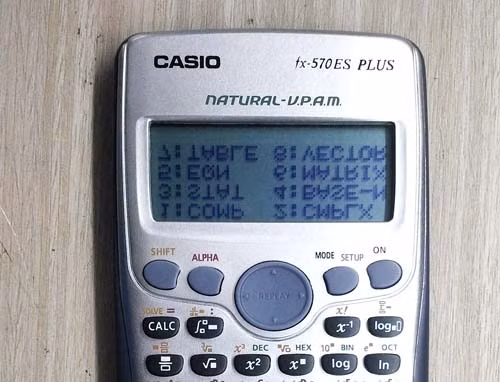 Cận cảnh Casio fx-570ES PLUS giả có màn hinh bị ngược số. polyad