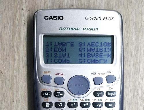 Cận cảnh Casio fx-570ES PLUS giả có màn hinh bị ngược số. polyad