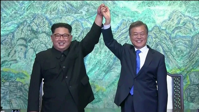 Ông Kim Jong-un và ông Moon Jae-in tại cuộc họp thượng đỉnh