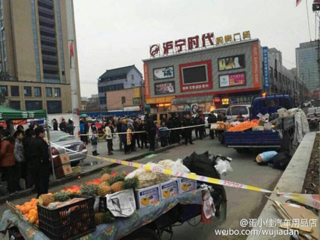 Người dân vây quanh khi hai vợ chồng đang ôm con trai khóc. (Ảnh: