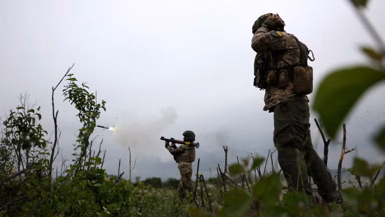 Binh sĩ Ukraine bắn súng phóng lựu trong cuộc giao tranh ở vùng Donetsk, ngày 17/6. (Ảnh: AFP)