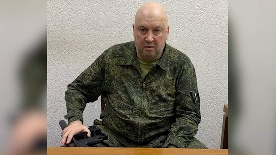 Tướng Sergey Surovikin kêu gọi Wagner "dừng lại". Tướng Sergey Surovikin kêu gọi Wagner "dừng lại".