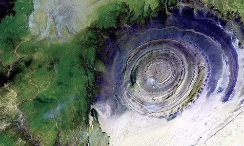 Ảnh chụp Con mắt của sa mạc Sahara từ vệ tinh Landsat 7. Ảnh: Landsat 7/GSFC/NASA.