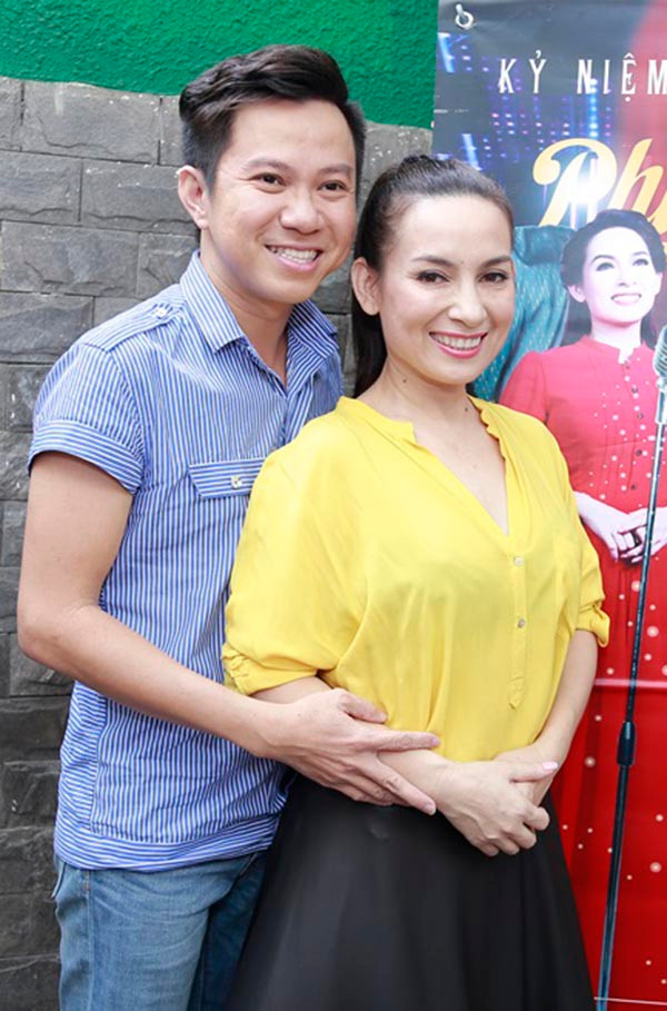 Phi Nhung công khai hôn “chồng” trước đám đông ảnh 7 Ngoài Tấn Beo, 1 số nghệ sĩ như: Quốc Đại, Quách Tuấn Du, Khánh Bình... cùng có mặt trong sự kiện giới thiệu Liveshow kỉ niệm 20 năm ca hát của Phi Nhung.