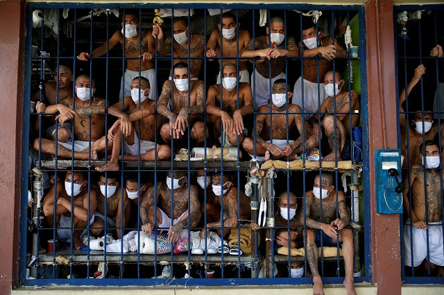 Các thành viên băng đảng bên trong phòng giam tại nhà tù Quezaltepeque, El Salvador. [Jose Cabezas / Reuters]