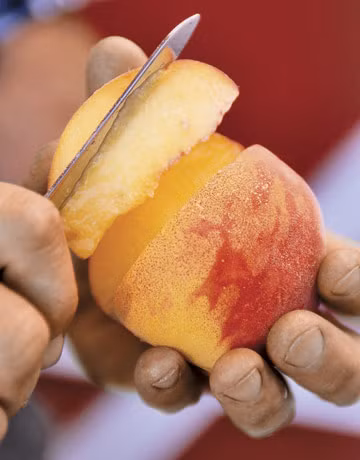 Kem đào + dâu tây: Nguyên liệu gồm đường, dâu tây, đào, và nước chanh. Vị thơm, ngọt của đào và dâu tây hòa lẫn với nhau sẽ khiến bạn ngất ngây khi thưởng thức. Ảnh: Country Living.