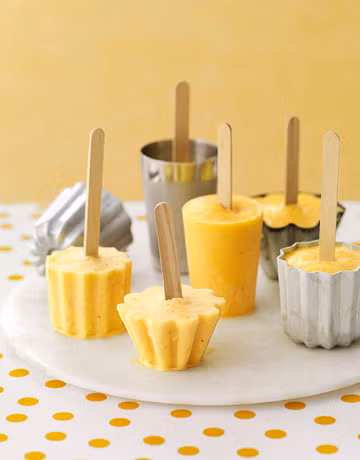 Kem cam + chuối: Màu sắc bắt mắt, hương vị thơm mát của cây kem này sẽ khiến bạn tạm quên đi cái nóng oi ả. Nguyên liệu gồm sữa chua, nước cam vắt, chuối, và nước chanh. Ảnh: Country Living.