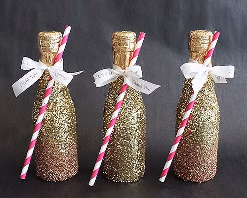 Chai nước được bọc ấn tượng, trở thành quà tặng đơn giản nhưng ấm áp.