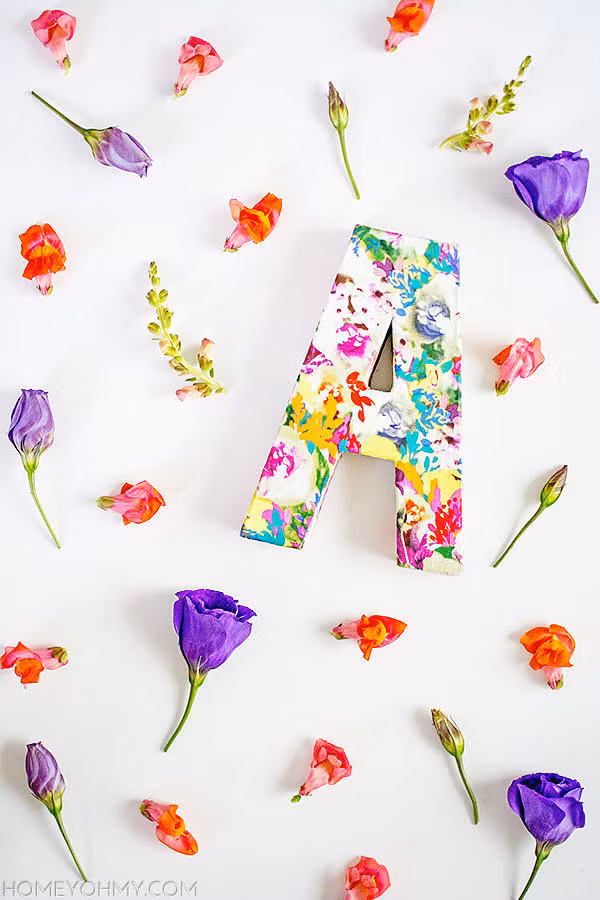 Hình chữ trang trí với vải bọc floral rực rỡ.