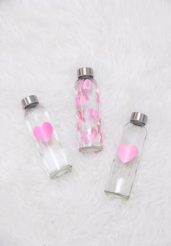 Hoặc trang trí thêm cho chai nước bình thường những hình dán, hình vẽ ngộ nghĩnh.