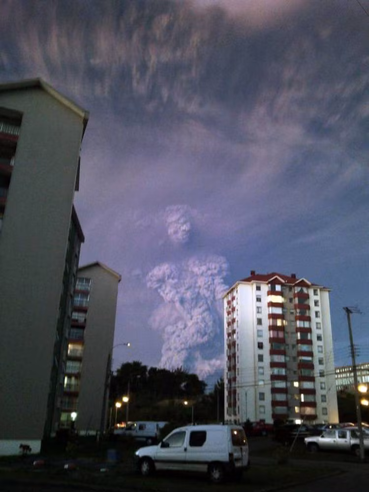 Sau tiếng nổ của núi lửa, “người khổng lồ” bằng mây xuất hiện trên bầu trời Chile