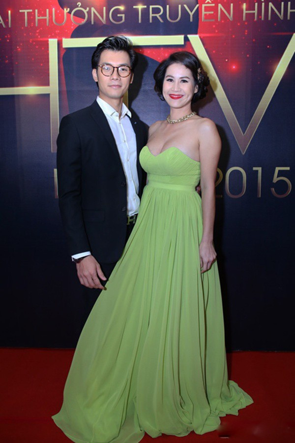 Vòng một của Thân Thúy Hà khiến bộ đầm mất đi vẻ tinh tế, sang trọng. Bắt lỗi trang phục của sao nữ showbiz Việt