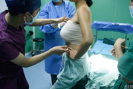 Để chồng vui, vợ nhất quyết sở hữu bộ ngực “khủng nhất Trung Quốc“ De chong vui, vo nhat quyet so huu bo nguc “khung nhat Trung Quoc“