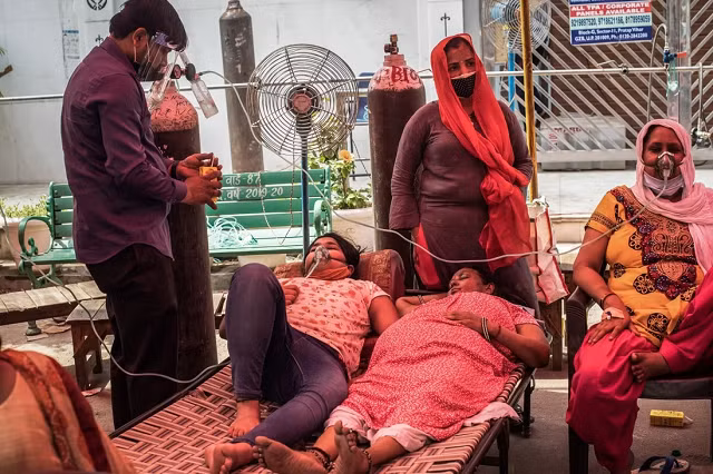 Bệnh nhân thiếu giường bệnh ở Ấn Độ.