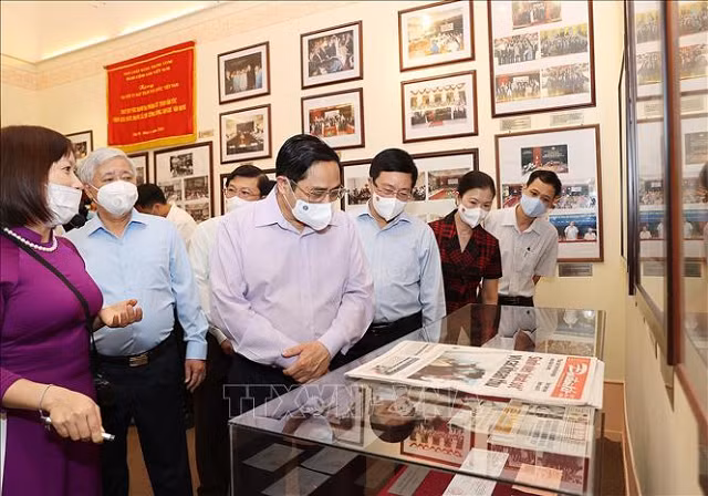 Thủ tướng Phạm Minh Chính thăm Phòng truyền thống của Ủy ban Trung ương Mặt trận Tổ quốc Việt Nam. Ảnh: Dương Giang/TTXVN