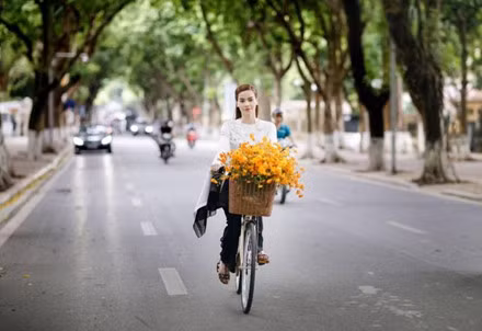 Ho Ngoc Ha dep nao long voi ao dai nu sinh dap xe dao pho Ha Noi - Anh 4