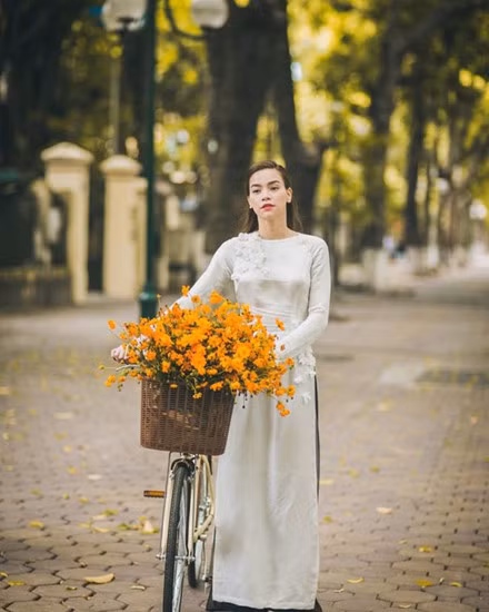 Ho Ngoc Ha dep nao long voi ao dai nu sinh dap xe dao pho Ha Noi - Anh 11