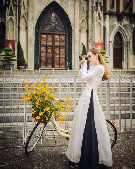Ho Ngoc Ha dep nao long voi ao dai nu sinh dap xe dao pho Ha Noi - Anh 7