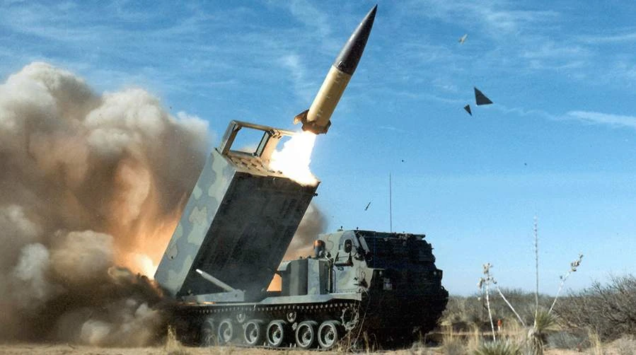 Hệ thống pháo phản lực phóng loạt HIMARS khai hỏa.