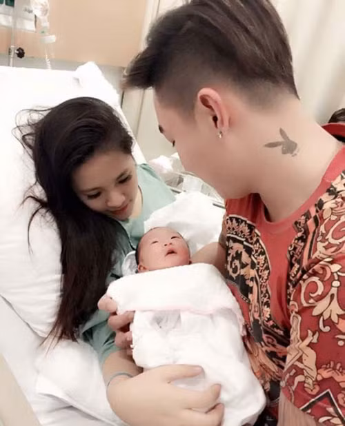 ‘Tình yêu sét đánh’ của người chồng chiều vợ như nữ hoàng - Ảnh 4