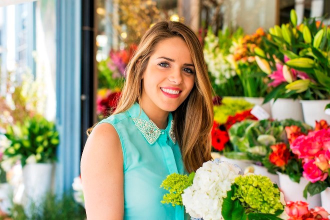 Julia Engel: Với hơn 665.000 người theo dõi trên Instagram, Julia Engel cũng kiếm được nhiều lợi nhuận. Hot blogger đến từ San Francisco, Mỹ thường lăng xê đa dạng các loại sản phẩm và thu về số tiền hoa hồng dựa trên doanh số bán hàng. Nhìn vào những lần quảng cáo của Julia, nhiều người dự đoán số tiền cô có được từ mạng xã hội phải lên đến 7 con số (tính theo USD Mỹ). Những bạn trẻ kiếm bộn tiền nhờ mạng xã hội