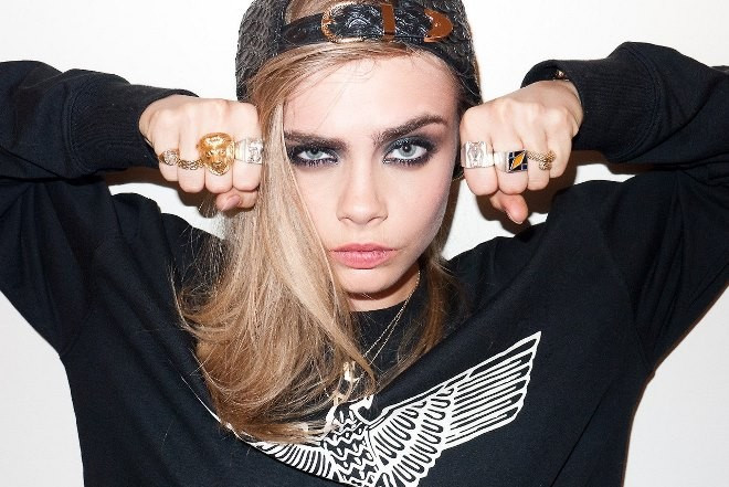 Cara Delevingne: Là chân dài nổi tiếng trong làng mẫu, Instagram của Cara Delevingne thu hút hơn 21 triệu người theo dõi. Nhờ việc tạo được cộng đồng lớn, hình ảnh do Cara đăng tải luôn gây chú ý. Theo báo cáo của Guardian, với những tài khoản có hơn 10 triệu người theo dõi trở lên, chủ nhân có thể thu về khoảng 100.000 USD cho mỗi bức ảnh quảng cáo cho thương hiệu hoặc sản phẩm. Những bạn trẻ kiếm bộn tiền nhờ mạng xã hội