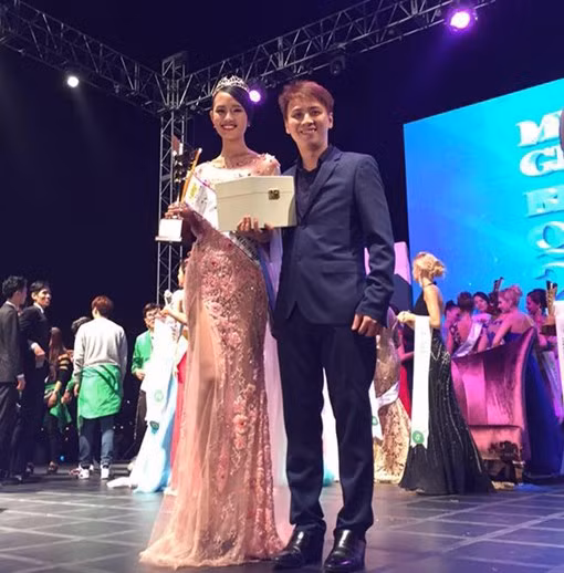 Lâm Thùy Anh và NTK Văn Thành Công tại cuộc thi Hoa hậu Sắc đẹp Hoàn cầu 2015. Lâm Thùy Anh và NTK Văn Thành Công tại cuộc thi Hoa hậu Sắc đẹp Hoàn cầu 2015.