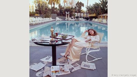 Bức ảnh chụp nữ diễn viên Faye Dunaway bên hồ bơi của khách sạn Beverly Hills của nhiếp ảnh gia Terry O"Neill năm 1977.

