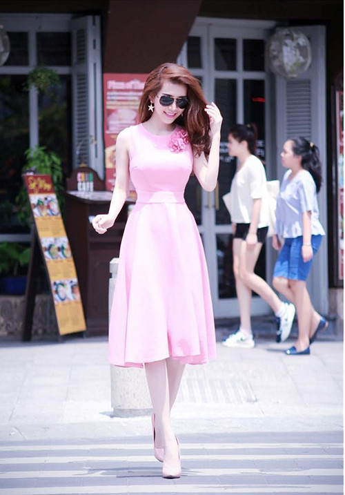 Người đẹp gốc Cà Mau này còn tập trung trau dồi chuyên môn ở các lớp luyện thanh, nhảy múa, đánh trống. Hoàng Y Nhung