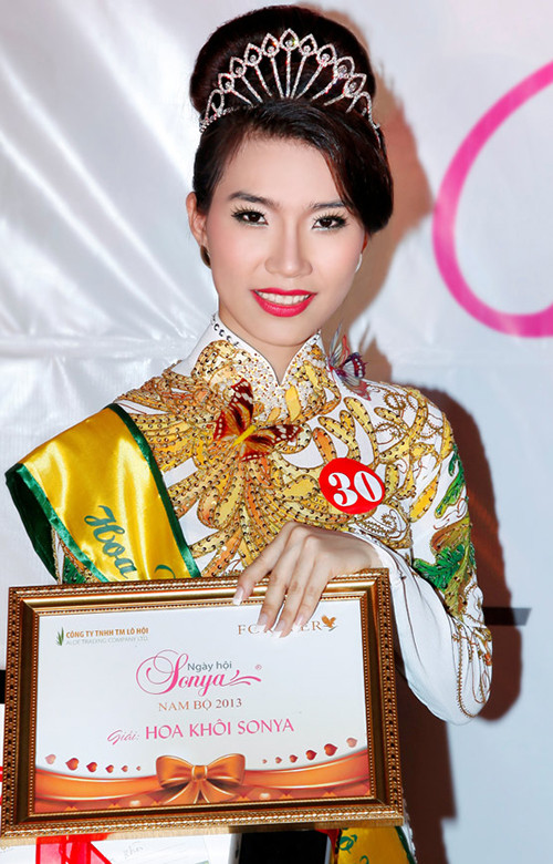 Cô cũng từng đạt giải Hoa khôi Sonya Nam Bộ năm 2013. Hoàng Y Nhung